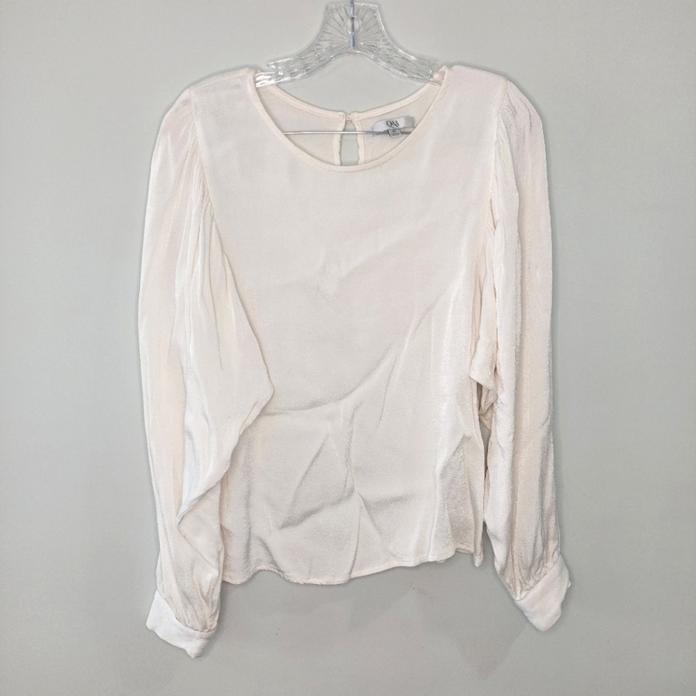 Q&A blouse Medium long sleeve bishop sleeve keyhole back cream